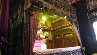Rumah dipenuhi ukiran dan lukisan dengan motif khas setempat (Kurnia/detikcom)