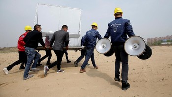 Para pegawai membawa berbagai komponen yang diperlukan dalam peluncuran NewLine Baby. Para startup ini punya tujuan memungkinkan peluncuran satelit mini dengan herga terjangkau bagi klien. Foto: Reuters
