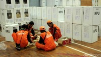 Satu per satu kotak suara dikumpulkan oleh petugas PPSU di GOR Pasar Minggu, Jakarta.