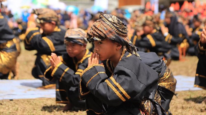 Ratusan anak-anak di Kampung Berseri Astra Jorong Tabek menampilkan kesenian tari piring dan silat dalam acara Festival Kampung Berseri Astra bertema Pendidikan Kecakapan Hidup Melalui Kearifan Lokal di Kabupaten Solok, Sumatra Barat (28/4).