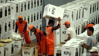 Masing-masing petugas mencari kotak suara untuk membantu proses rekapitulasi suara Pemilu 2019.