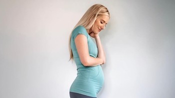 Bunda Lauren di depan dua boneka mainan buat Baby Luyendyk. (Foto: Instagram @babyluyendyk)