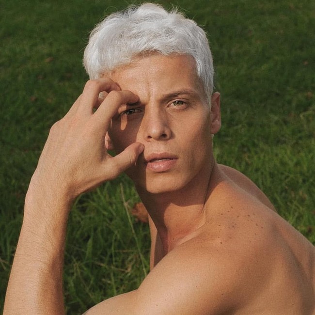 Teman Tales sesama model, Faelo Ribeiro, mengatakan sahabatnya itu meninggal saat melakukan apa yang dia sukai. Pria berambut putih ini juga cukup aktif menyuarakan isu-isu sosial. Foto: Instagram/@tales.cotta