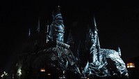 Kastil Hogwarts pun tampak seram dan diliputi oleh gelap tak berkesudahan (Amanda Edwards/Getty Images)  