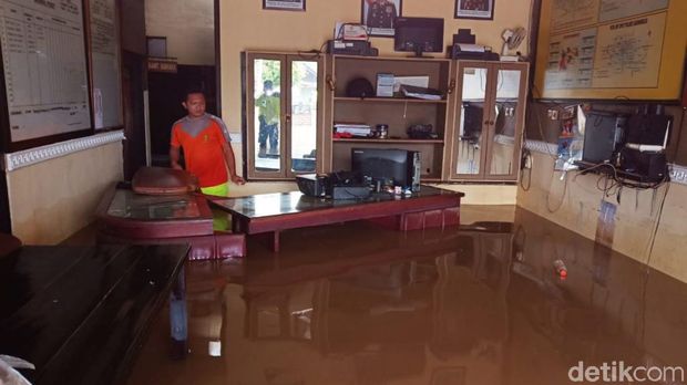 Perabot di dalam polsek ikut hanyut