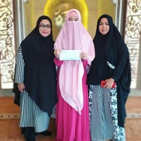 Peggy atau Teteh Khadija, nama barunya terlihat memiliki cadar serupa dengan warna berbeda. Cadar tersebut memiliki tiga layer  sehingga tidak menerawang. Setiap layernya memiliki warna berbeda tapi senada. Foto: Instagram/PeggyMelatiSukmaKhadija