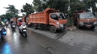 Pada Sabtu (27/4), Anies kembali blusukan ke sejumlah titik mulai dari Pintu Air Manggarai hingga Pintu Air Istiqlal. Dari salah satu foto yang diunggahnya di akun media sosial, tampak Anies naik motor.  (Foto: Instagram Anies Baswedan)