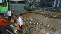 Gubernur DKI Jakarta Anies Baswedan memantau Pintu Air Manggarai, Jakarta Selatan pada Jumat (26/4/2019) sore. Saat itu, Anies menyoroti volume sampah di Pintu Air Manggarai yang melebihi hari biasa. Dari informasi Kepala Dinas Lingkungan Hidup volumenya sampai sekitar 170 ton sampah dalam waktu kurang 24 jam. Ini volume yang luar biasa besar, tapi tim bekerja terus, kata Anies kepada wartawan saat itu. (Foto: Instagram Anies Baswedan)