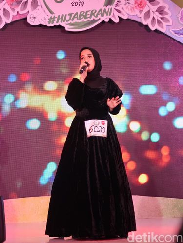 Kisah Inspiratif Hijabers Biayai Hidup Sendiri Sejak SMA dengan Menyanyi