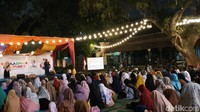 Temanya tahun ini berbalut ukhuwah. Yang kemarin sempat terpecah belah akibat situasi politik, harapannya bisa bersama-sama lagi dengan fun, dengan kesenangan lagi, nikmat lagi, bersatu lagi di bulan Ramadan (Isfari Hikmat/detikcom)