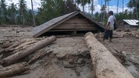 Begini penampakan salah satu rumah yang tertimbun lumpur pasca diterjang banjir bandang di Sigi, Sulawesi Selatan. ANTARA FOTO/Basri Marzuki.
