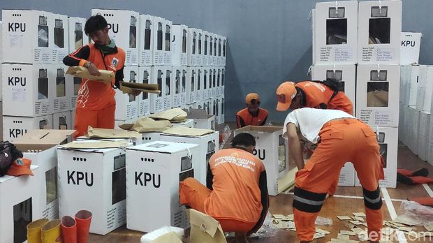 Petugas PPSU alias pasukan oranye ikut membantu saat proses rekapitulasi tingkat kecamatan di Pasar Minggu. Mereka bertugas mengangkat kotak suara, Senin (29/4/2019)