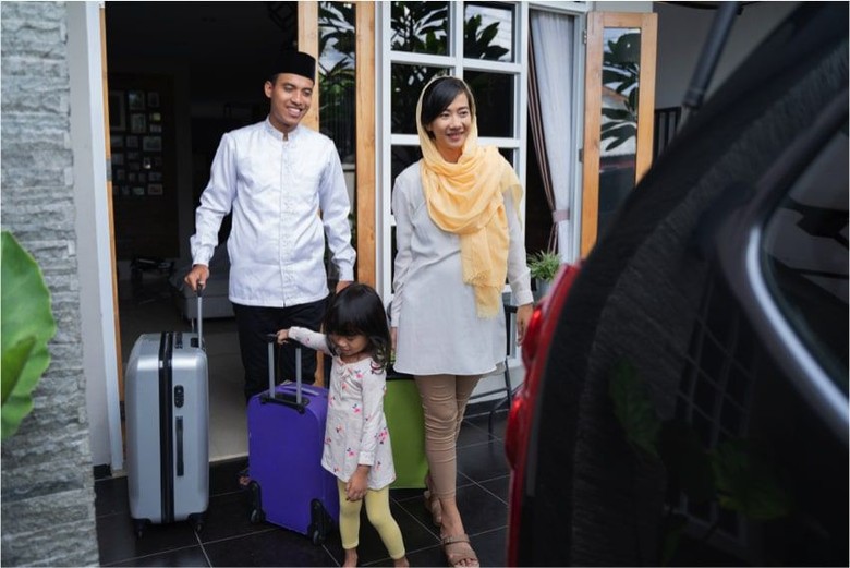 Plus Minus Mudik Pakai Mobil Atau Motor Saat Lebaran Plus Minus Mudik Pakai Mobil Atau Motor Saat Lebaran