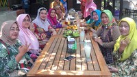 Kali ini Mitha sedang berkumpul dengan teman-teman arisannya. Mereka menikmati beberapa buah, jus, dan minuman dingin lainnya. Foto: Instagram kusumaparamithawidya