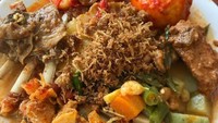 Waduh, siapa ngga ngiler? Lontong disiram gulai kambing, sayur gurih, acar timun, telur balado dan teri kacang. Mantap! Foto: