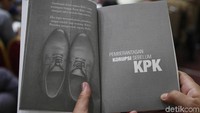 Buku ini merupakan upaya untuk mengingatkan kembali semangat dan idealisme dalam membangun suatu lembaga anti korupsi yang independen dan berintegritas.