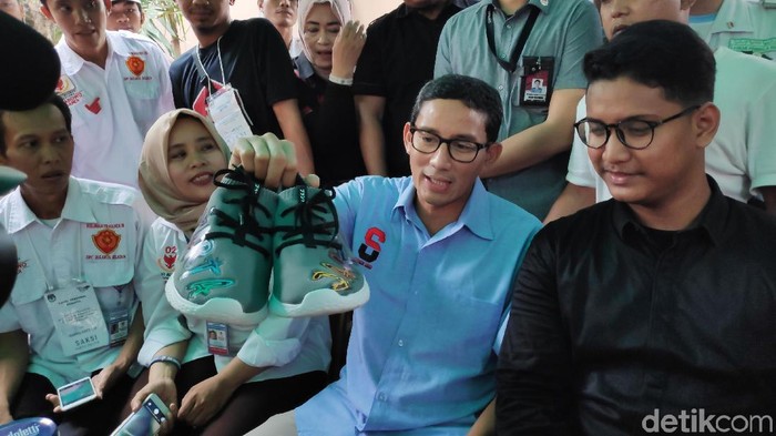 Sandiaga Titipkan Sepatu Jakarta untuk Relawan di Lampung