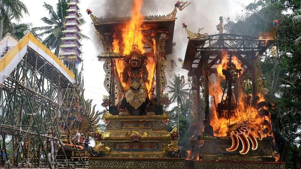 Ribuan warga mengiringi arak-arakan Bade atau menara bertingkat sembilan yang berisi jenazah anggota keluarga dari pahlawan nasional I Gusti Ngurah Rai dalam prosesi upacara Ngaben di Desa Carangsari, Badung, Bali, Senin (29/4/2019). Kremasi terhadap jenazah putra kedua dan cucu dari pahlawan nasional I Gusti Ngurah Rai tersebut diiringi oleh ribuan warga. ANTARA FOTO/Nyoman Hendra Wibowo/nym/foc.