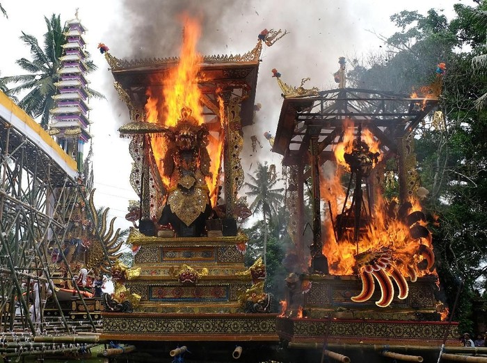 Ribuan warga mengiringi arak-arakan Bade atau menara bertingkat sembilan yang berisi jenazah anggota keluarga dari pahlawan nasional I Gusti Ngurah Rai dalam prosesi upacara Ngaben di Desa Carangsari, Badung, Bali, Senin (29/4/2019). Kremasi terhadap jenazah putra kedua dan cucu dari pahlawan nasional I Gusti Ngurah Rai tersebut diiringi oleh ribuan warga. ANTARA FOTO/Nyoman Hendra Wibowo/nym/foc.