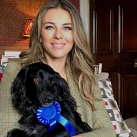 Hal tersebut disampaikan Liz Hurley dalam wawancara dengan Woman & Home. Mantan kekasih aktor Hugh Grant ini mengaku mengaplikasikan pelembap tak hanya pada pagi dan malam. Foto: Instagram @elizabethhurley1