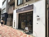 Santai di Kafe Tokyo Bisa Minum Teh Bareng Babi-babi Imut