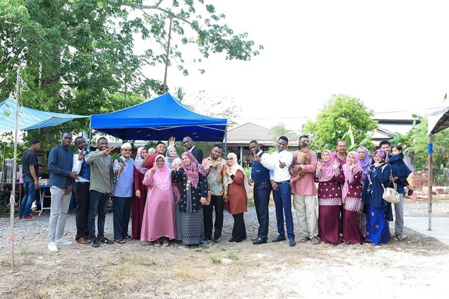 Setelah dua bulan, wanita berusia 24 tahun ini merasa tersentuh ketika Adama mengundangnya untuk pergi berziarah ke Arab Saudi. Namun, Fila harus menolak ajakan tersebut dan memberi tahu Adama bahwa dirinya tidak bisa pergi karena mereka belum menikah. Inilah yang menyebabkan diskusi tentang pernikahan, dan pasangan ini memutuskan bahwa mereka harus menikah karena saling mencintai. Foto: Facebook