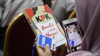 Buku tersebut bertajuk KPK Berdiri untuk Negeri.