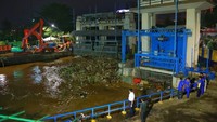 Masih pada Jumat (26/4), Anies kembali lagi ke Pintu Air Manggarai pada malam hari. Dia mengunggah foto pemantauan di akun media sosialnya (Foto: Instagram Anies Baswedan)
