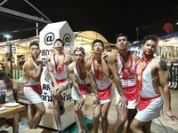 Waduh! Di Restoran Ini Pelayannya Lelaki Kekar yang Joget Pakai Bikini 