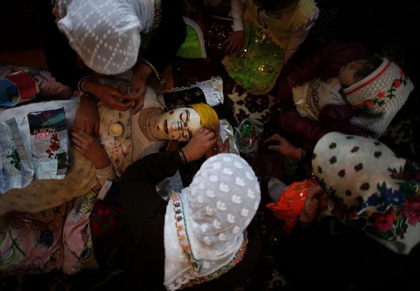 Mempelai wanita harus berbaring terlebih dahulu. Kemdian perias akan mulai mengecat wajah calon pengantin dengan warna putih. (REUTERS/Stoyan Nenov) Mempelai wanita harus berbaring terlebih dahulu. Kemdian perias akan mulai mengecat wajah calon pengantin dengan warna putih. (REUTERS/Stoyan Nenov)