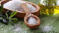 Benarkah Terlalu Banyak Asupan Garam Bikin Perut Kembung?
