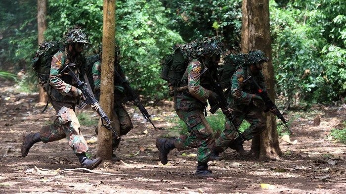 Prajurit TNI-AL Korps Marinir melaksanakan Pendidikan Komando Marinir di Banyuwangi. Di sana para prajurit berlatih menembak hingga bertahan hidup di hutan.