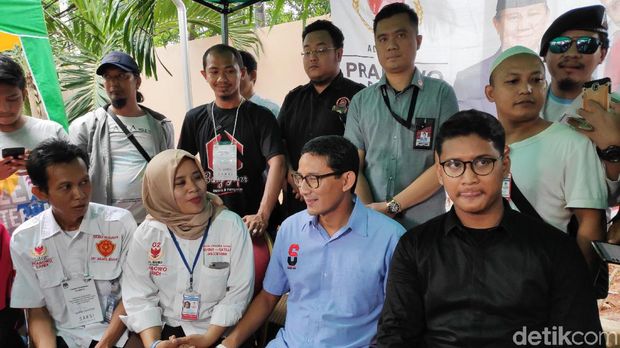 Sandiaga Titipkan Sepatu 'Istimewa' untuk Relawan di Lampung