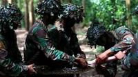 Dalam pendidikan tersebut para prajurit marinir menguliti ular untuk dimakan sebagai salah satu cara bertahan hidup saat melaksanakan Pendidikan Komando (Dikko) Marinir angkatan 159 di Selogiri, Banyuwangi, Jawa Timur.