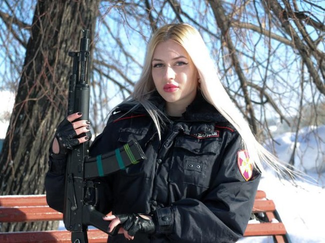 Inilah Anna Khramtsova, perempuan asal Rusia yang namanya menjadi sorotan baru-baru ini. Sebagai anggota tentara Rusia, Anna baru saja memenangkan “The Beauty of the National Guard, sebuah kontes kecantikan khusus tentara perempuan yang digelar oleh kemiliteran Presiden Vladimir Putin. (Foto: Ist.)