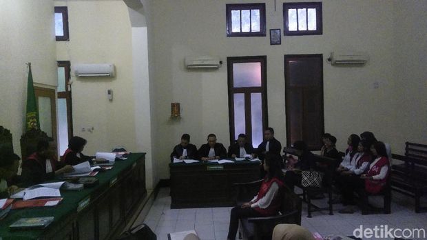 Sidang muncikari Tentri