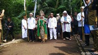 Setiap menjelang bulan suci Ramadan, upacara adat Ngikis digelar di Objek Wisata Situs Budaya Ciung Wanara, Karangkamulyan, Kecamatan Cijeungjing, Ciamis, Jawa Barat. (Dadang Hermansyah/detikcom)