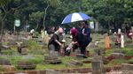 Warga Ramai-ramai Berziarah Jelang Bulan Ramadan