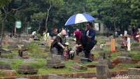 Warga membawa serta bunga untuk ditaburkan di atas makam sanak keluarga.