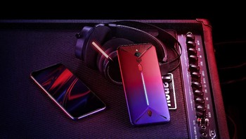 Sedangkan versi RAM 12GB ROM 256GB (Rp 9 juta) memiliki dua varian warna. Yang pertama gradasi merah-biru. (Foto: Dok. Nubia)  