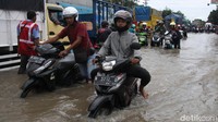 Mulai surut, kendaraan sudah diperbolehkan melintas.