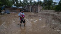 Banjir terjadi pada Minggu (28/4/2019) sekitar pukul 19.00 WITA. ANTARA FOTO/Basri Marzuki.