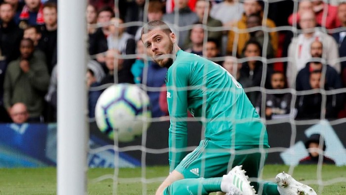 David de Gea lagi-lagi bikin blunder. Kesalahan yang dia lakukan membuat Manchester United gagal menang saat menjamu Chelsea. Pertandingan tuntas 1-1.