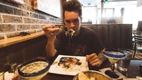 Dihadapkan dengan berbagai makanan dan minuman dingin, Brendon terlihat tidak sabar untuk melahap semuanya. Foto: Istimewa