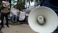 Massa membawa serta poster dan spanduk dalam demo di depan gedung Kedubes Malaysia.
