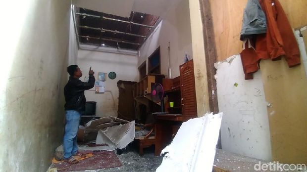 Bagian dalam rumah warga yang rusak terdampak ledakan