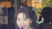 Wanita 20 tahun ini mulai bergabung dengan Red Velvet di tahun 2015. Ini nih gaya Yeri saat menyeruput minuman kemasan rasa mangga. Manis ya senyumnya? Foto: Instagram redvelvet_yeri