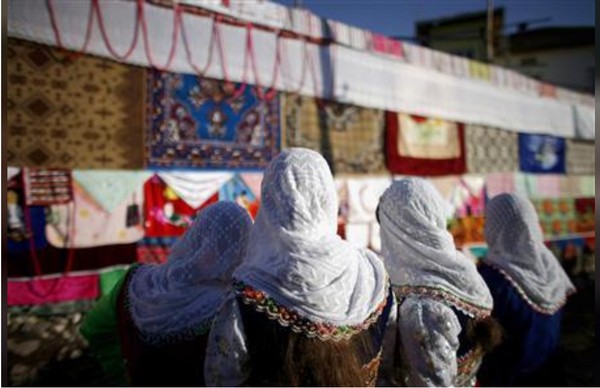 Jadi, setiap keluarga yang memiliki anak perempuan akan mulai mengumpulkan mahar sejak masih bayi. Semua mahar yang terkumpul ini akan dipamerkan oleh pihak keluarga wanita saat hari pertama pernikahan. (REUTERS/Stoyan Nenov) Jadi, setiap keluarga yang memiliki anak perempuan akan mulai mengumpulkan mahar sejak masih bayi. Semua mahar yang terkumpul ini akan dipamerkan oleh pihak keluarga wanita saat hari pertama pernikahan. (REUTERS/Stoyan Nenov)