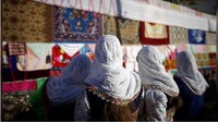 Jadi, setiap keluarga yang memiliki anak perempuan akan mulai mengumpulkan mahar sejak masih bayi. Semua mahar yang terkumpul ini akan dipamerkan oleh pihak keluarga wanita saat hari pertama pernikahan. (REUTERS/Stoyan Nenov)