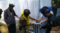 Puncak upacara Ngikis dilakukan dengan melakukan penggantian pagar Situs Pangcalikan. Proses pemasangan atau mengganti pagar tersebut dilakukan oleh unsur Pemerintahan, Budayawan dan para keturunan galuh. (Dadang Hermansyah/detikcom)